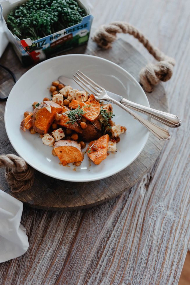 Gesundes Mittagessen: Süßkartoffel Wedges mit Kichererbsen und Feta