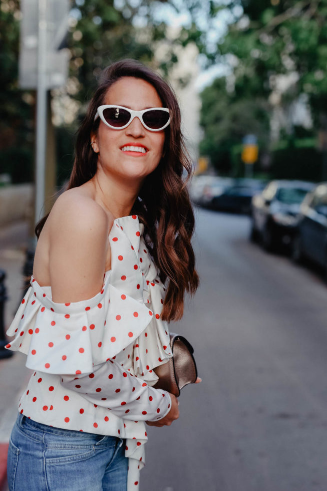 Retro Vibes in Tel Aviv: Polka Dot Bluse und Cat-Eye Sonnenbrille