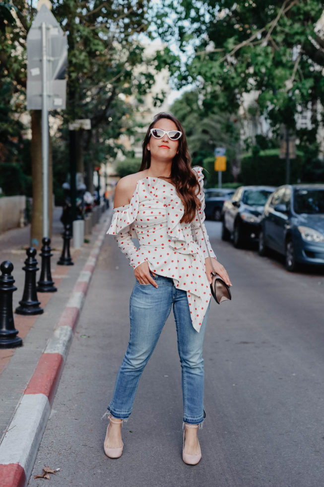 Retro Vibes in Tel Aviv: Polka Dot Bluse und Cat-Eye Sonnenbrille