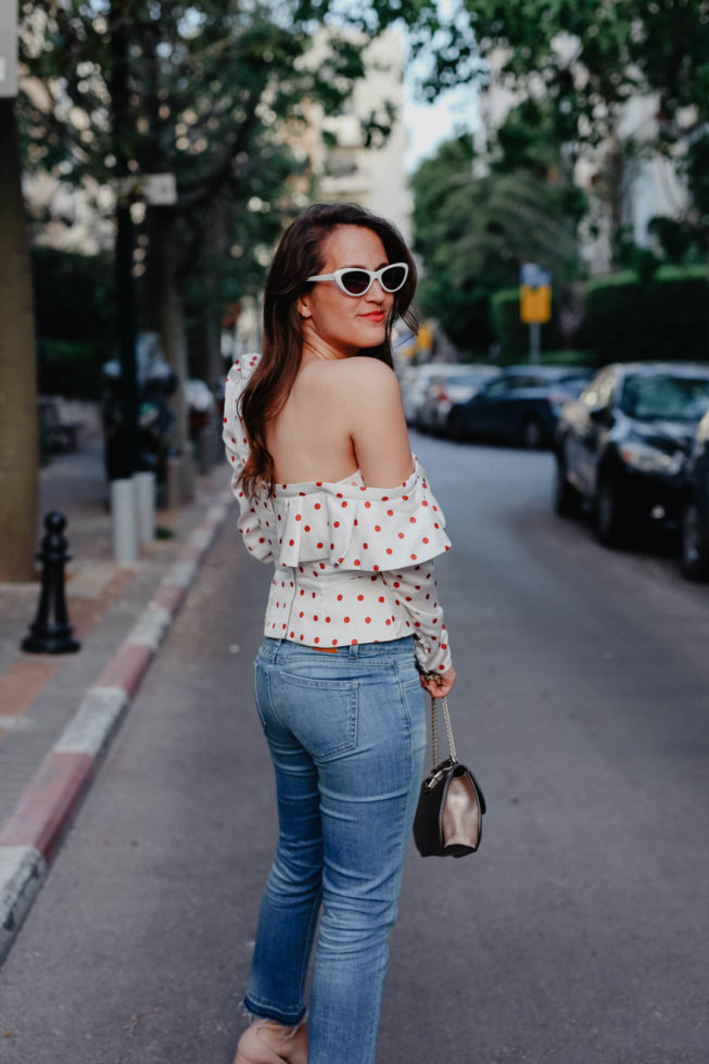 Retro Vibes in Tel Aviv: Polka Dot Bluse und Cat-Eye Sonnenbrille