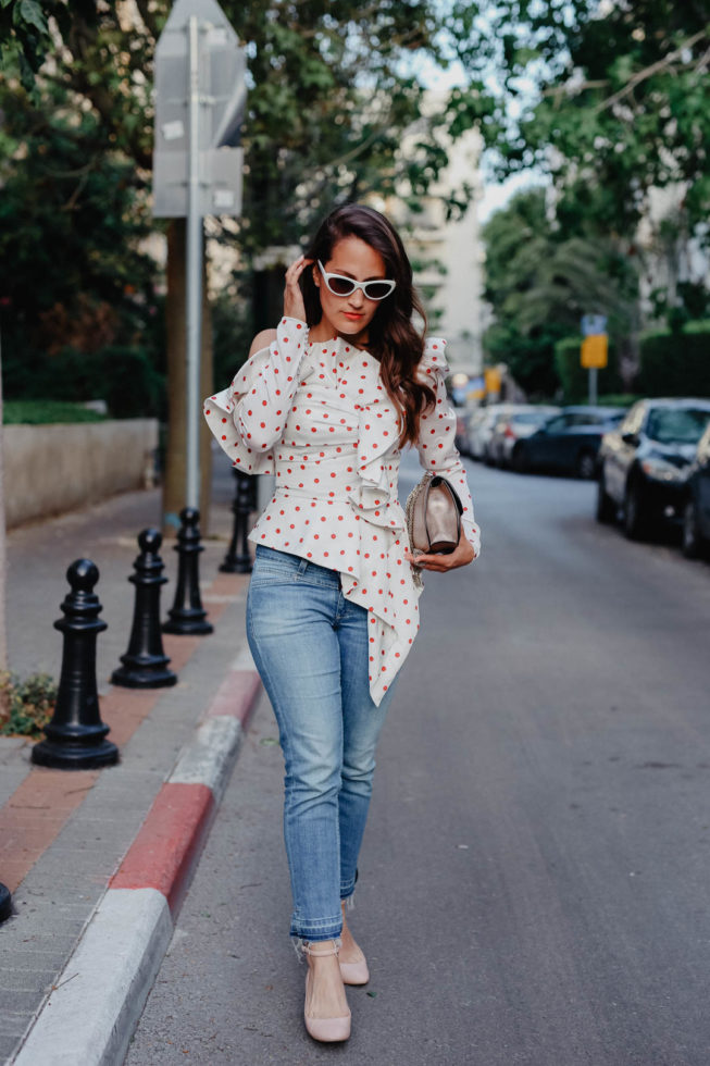 Retro Vibes in Tel Aviv: Polka Dot Bluse und Cat-Eye Sonnenbrille