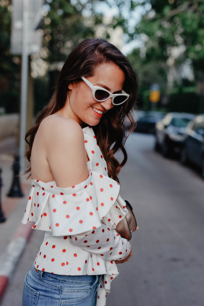 Retro Vibes in Tel Aviv: Polka Dot Bluse und Cat-Eye Sonnenbrille