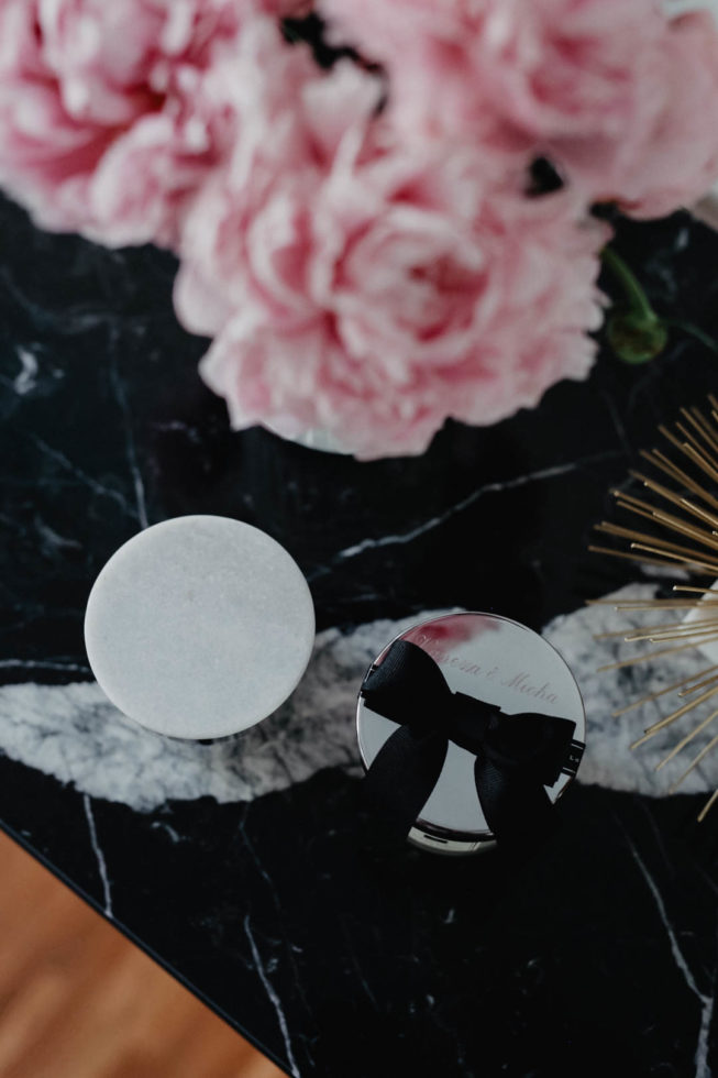 Loft Living: Unser Flur und Deko-Tipps für einen minimalistisch individuellen Eingangsbereich, Konsolentisch mit schwarzer Marmorplatte von MYCS