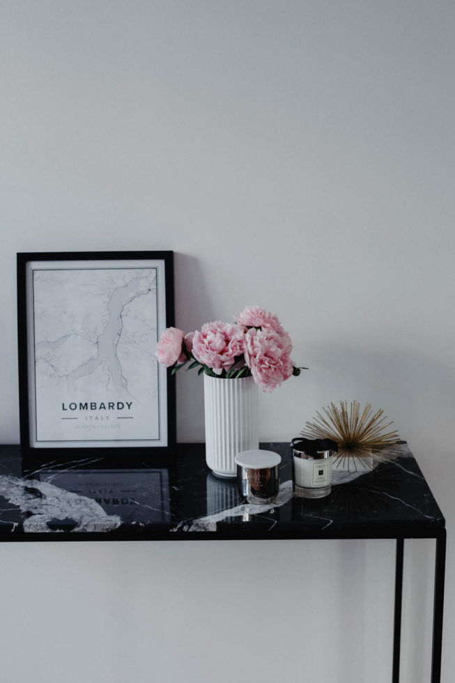 Loft Living: Unser Flur und Deko-Tipps für einen minimalistisch individuellen Eingangsbereich, Konsolentisch mit schwarzer Marmorplatte von MYCS