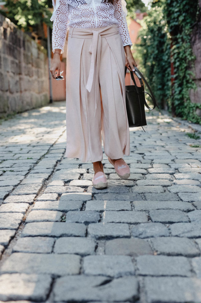 Pastell Sommer Outfit mit Sandro Lochspitzenbluse und Soludos Espadrilles