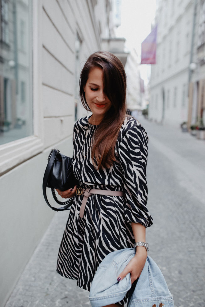 Animal-Print alltagstauglich kombinieren: Kleid mit Zebramuster