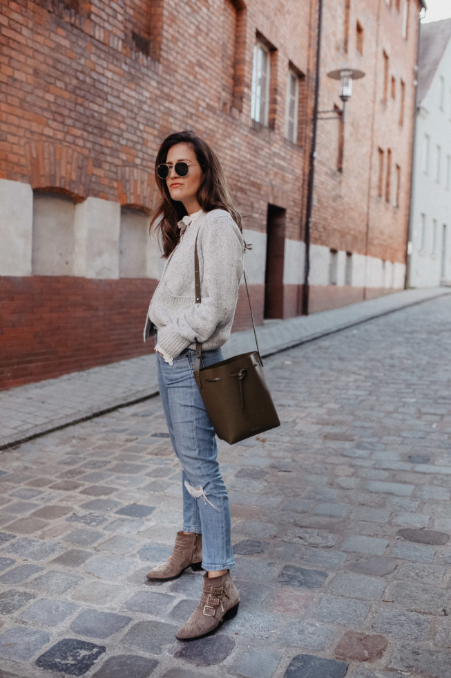 Bereit Für Den Frühling - Frühlingslook mit Spitzenbluse und Strick-Cardigan