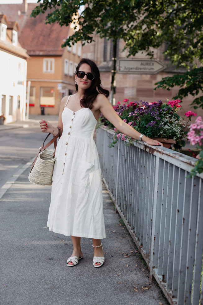 Outfit mit Leinenkleid, Loewe Korbtasche, Blogger Nürnberg, Fashionblog Nürnberg, Pieces of Mariposa, Midikleid mit Knopfleiste, Outfit Nu Pieds