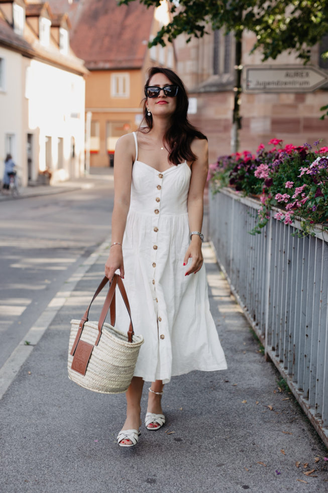 Outfit mit Leinenkleid, Loewe Korbtasche, Blogger Nürnberg, Fashionblog Nürnberg, Pieces of Mariposa, Midikleid mit Knopfleiste, Outfit Nu Pieds