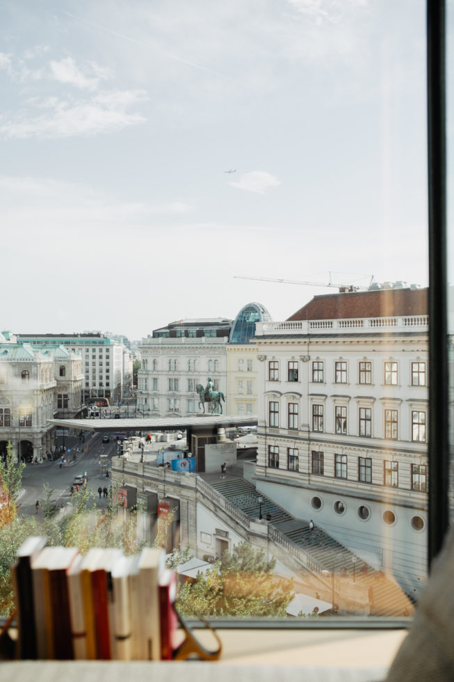 Blick aus dem Hotelzimmer im The Guesthouse Vienna auf die Albertina