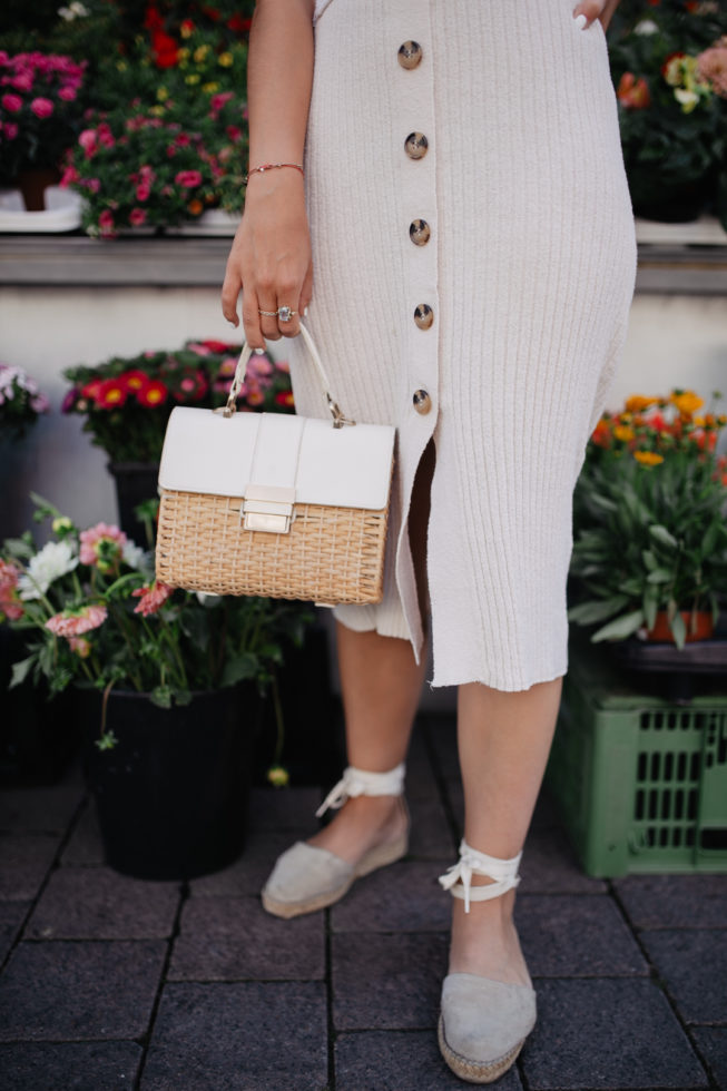 Summer Neutrals, Sommerlook mit beigem Rock mit Rippenmuster