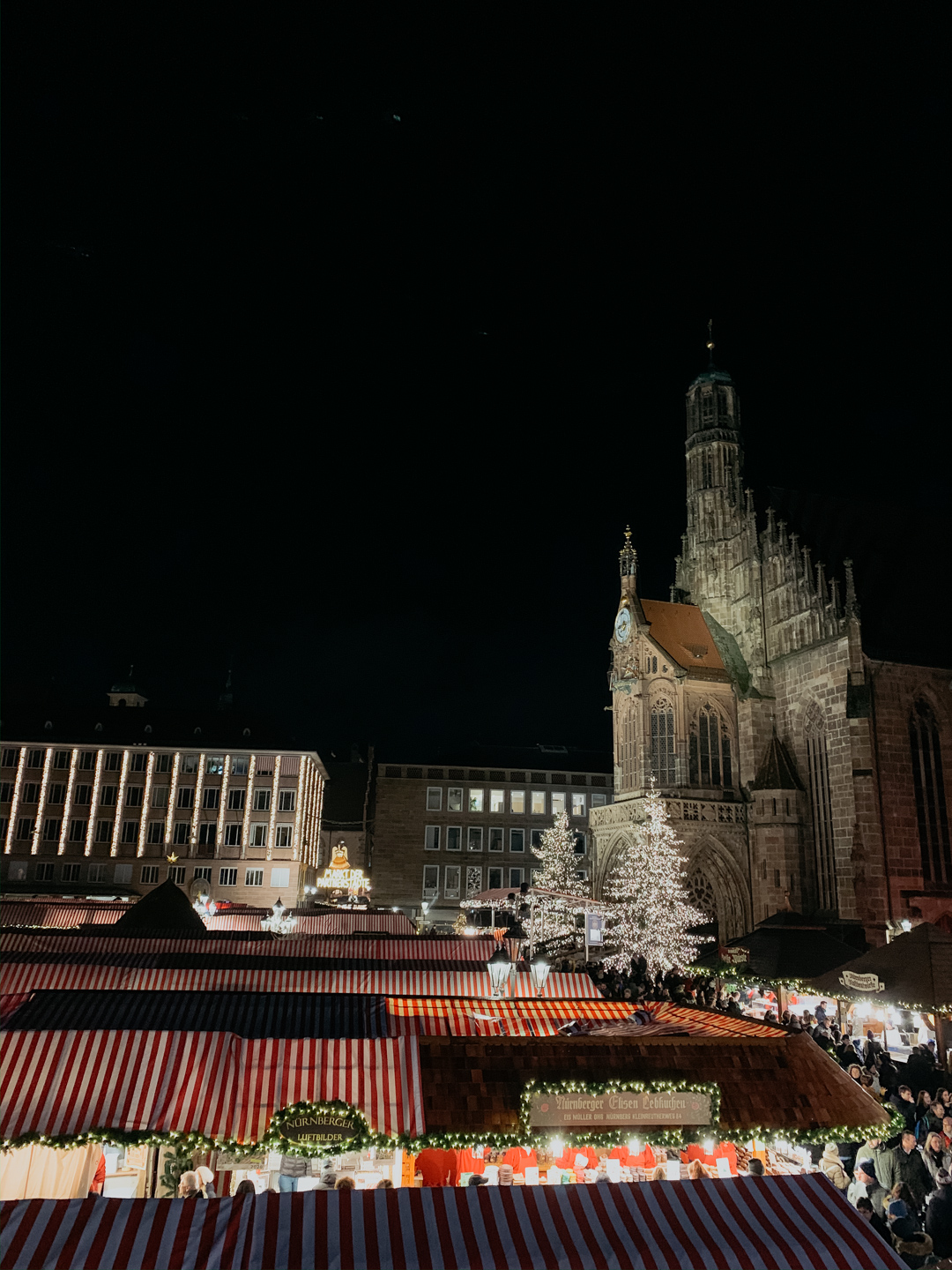 Blick auf die Frauenkirche während des Nürnberger Christkindlesmarkts - Pieces of Mariposa // Fashion & Lifestyle Blog Nürnberg