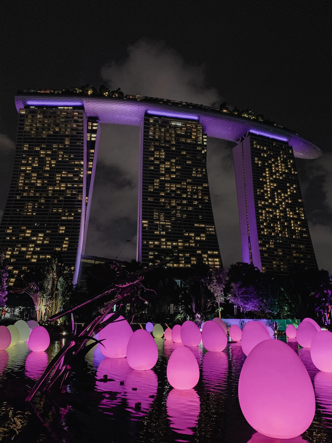 Blick auf das Marina Bay Sands Hotel bei Nacht // Pieces of Mariposa - Lifestyle Blog aus Nürnberg