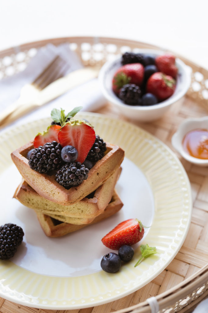 Avocado Waffeln mit Beeren