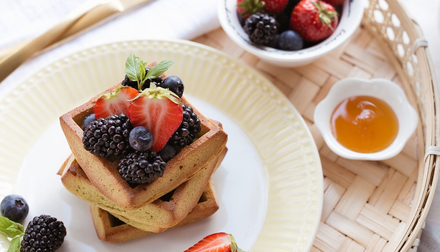 Avocado Waffeln mit Beeren