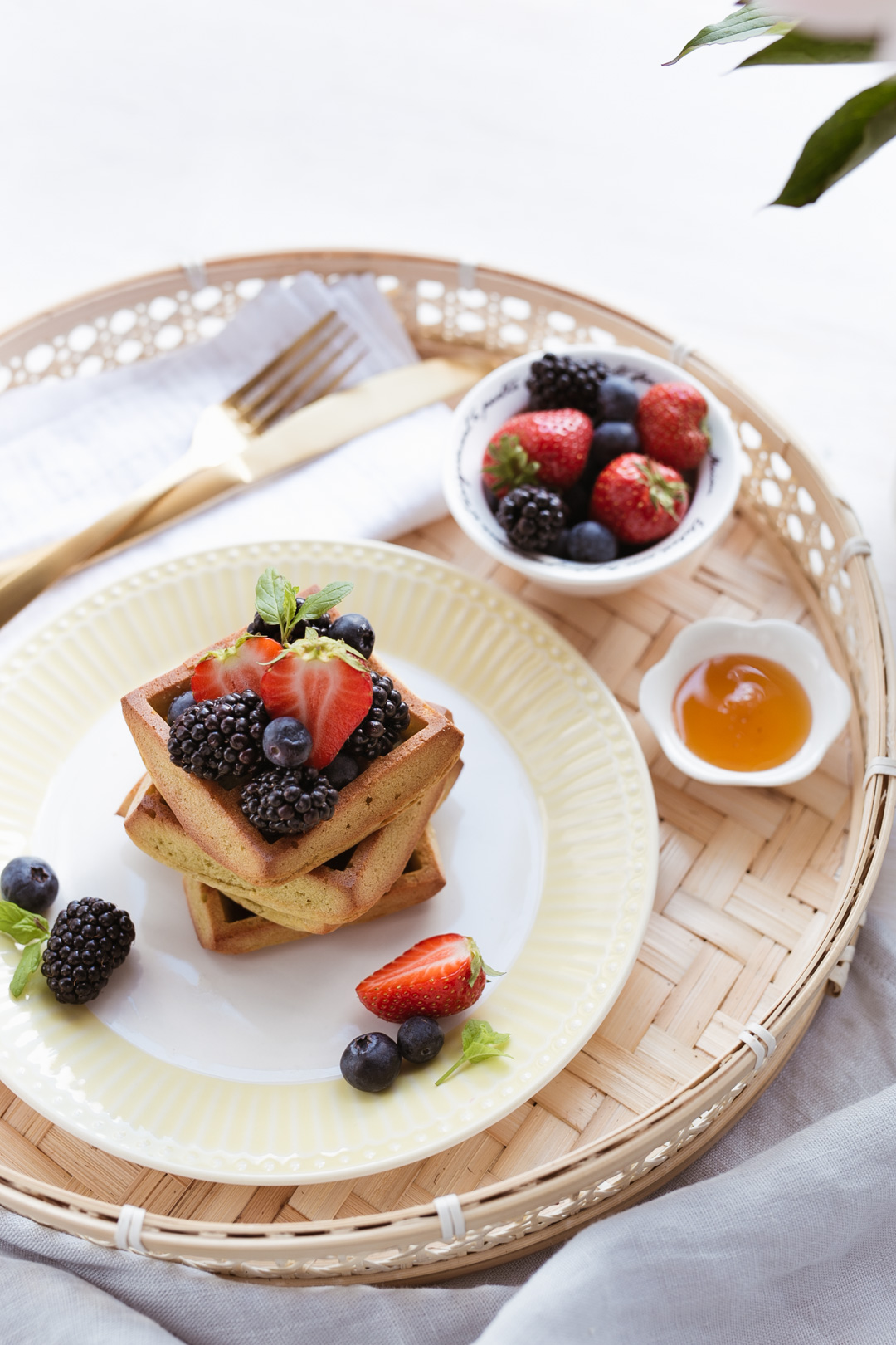 Avocado Waffeln mit Beeren - Pieces of Mariposa