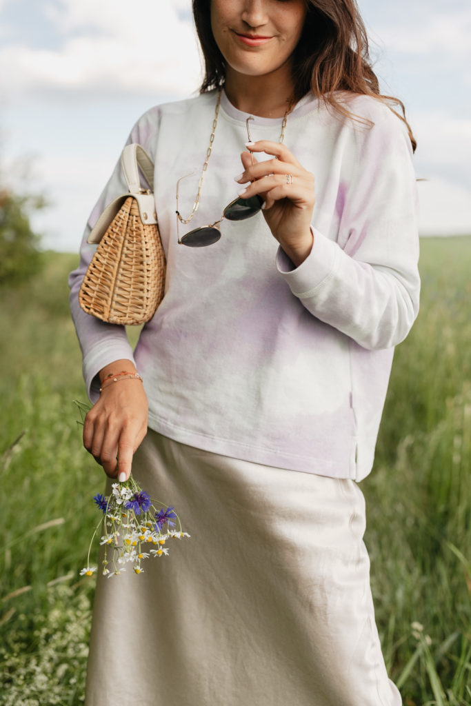 Frühlingslook mit Batik Sweatshirt