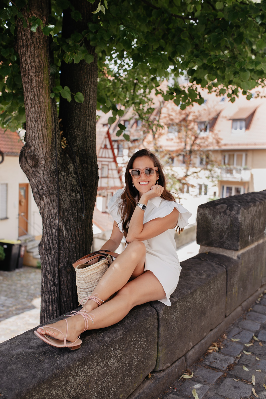 Sommerlook mit weißem Sommerkleid mit Volants von Zara, Sandalen von Emme Parsons und Korbtasche von Loewe - Pieces of Mariposa