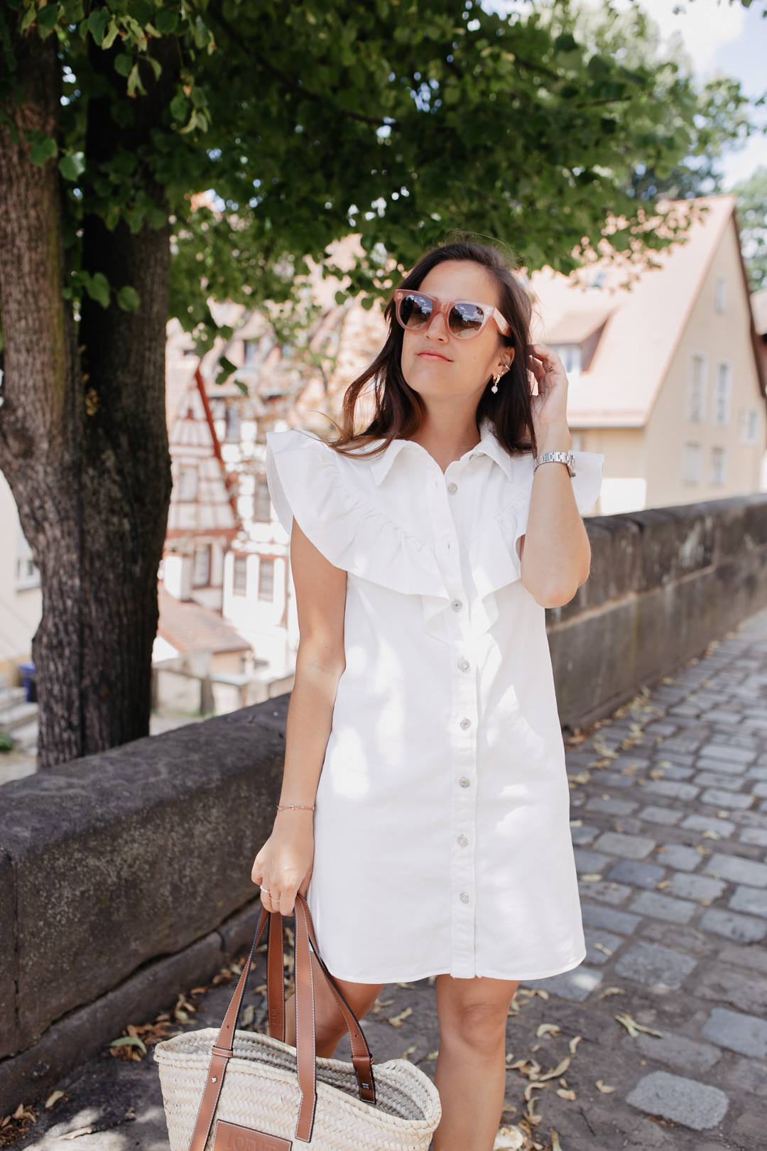 Sommerlook mit weißem Sommerkleid mit Volants von Zara, Sandalen von Emme Parsons und Korbtasche von Loewe - Pieces of Mariposa