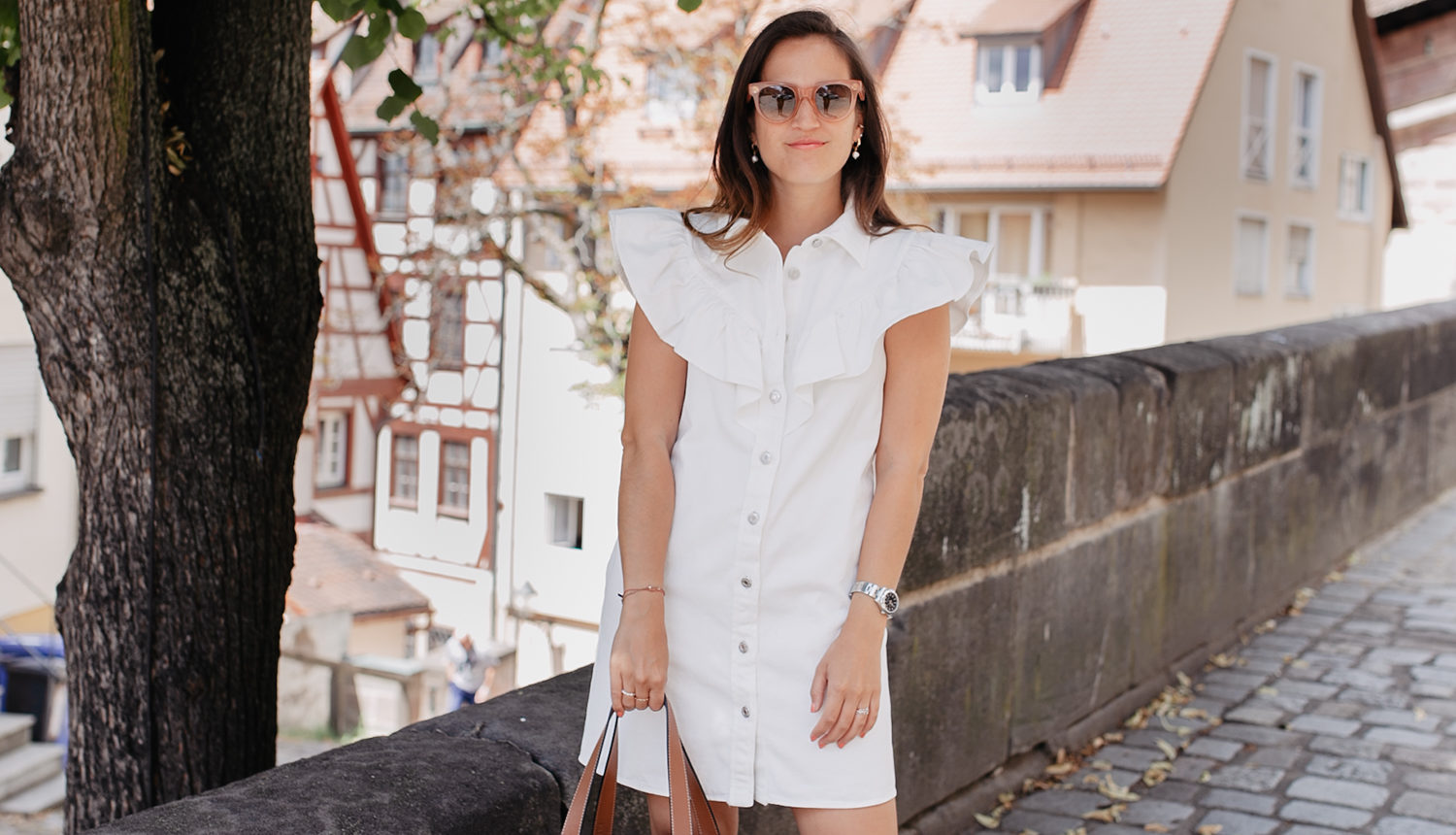 Sommerlook mit weißem Sommerkleid mit Volants von Zara, Sandalen von Emme Parsons und Korbtasche von Loewe