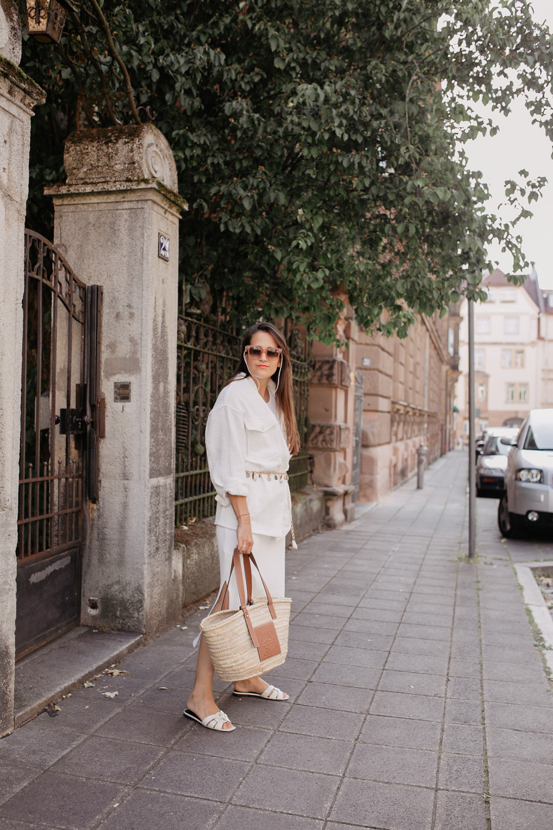 Capsule Wardrobe: Sommerstrickkleid und weiße Hemdjacke – ein entspannter Sommerlook für jeden Tag // Pieces of Mariposa