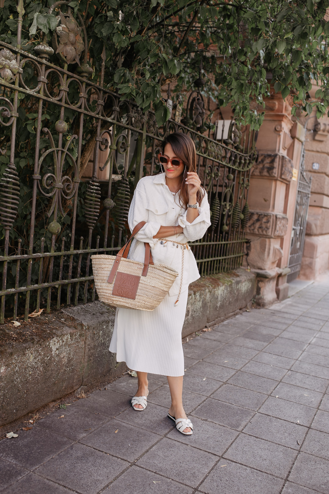 Capsule Wardrobe: Sommerstrickkleid und weiße Hemdjacke – ein entspannter Sommerlook für jeden Tag // Pieces of Mariposa