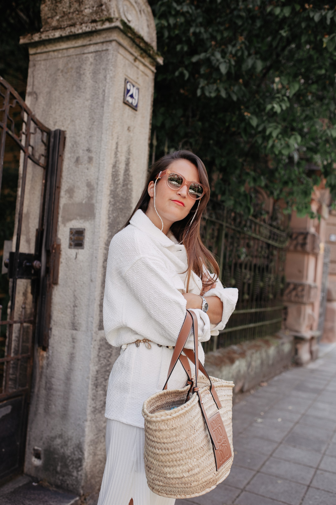 Capsule Wardrobe: Sommerstrickkleid und weiße Hemdjacke – ein entspannter Sommerlook für jeden Tag // Pieces of Mariposa