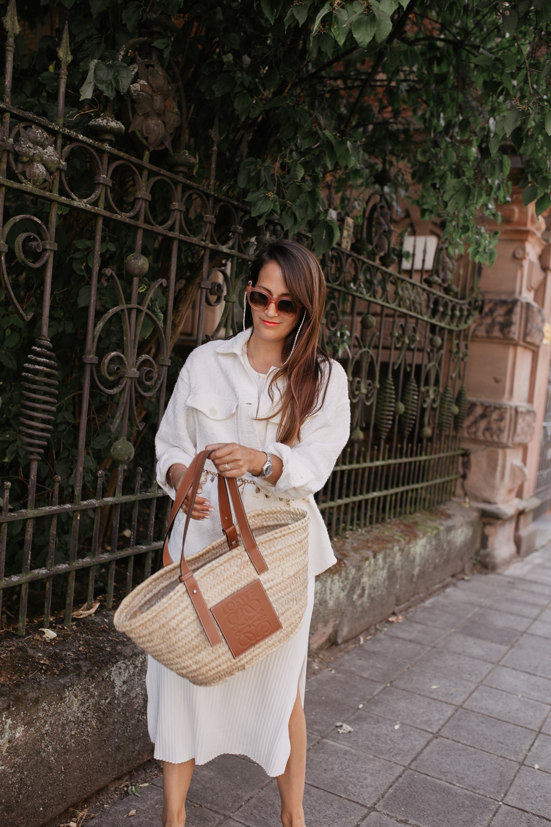 Capsule Wardrobe: Sommerstrickkleid und weiße Hemdjacke – ein entspannter Sommerlook für jeden Tag // Pieces of Mariposa