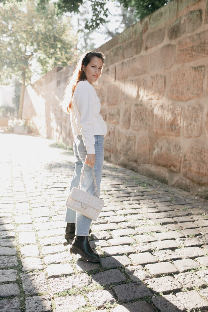 Herbstlook mit hohen Chelsea Boots