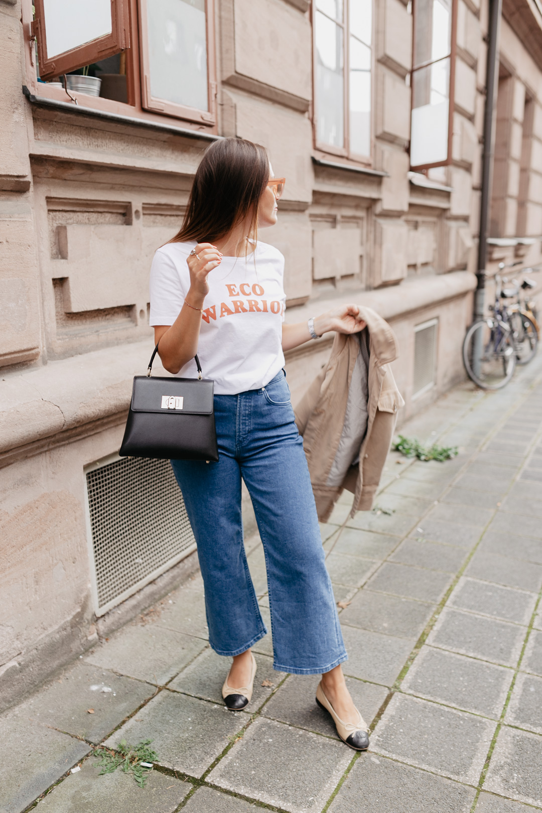 Müsste ich mich outfittechnisch für eine Jahreszeit entscheiden, so wäre es eindeutig der Herbst! Ich liebe die vielen Layering Looks und die raffinierten Kombinationsmöglichkeiten. In diesem Look habe ich noch sommerliche Teile, wie das Shirt und die Ballerinas mit herbstlichen Styles, wie dem Kurzparka und einer Cropped Flare Jeans kombiniert. Auf www.piecesofmariposa.com findet ihr noch mehr Styles für die dritte Jahreszeit!