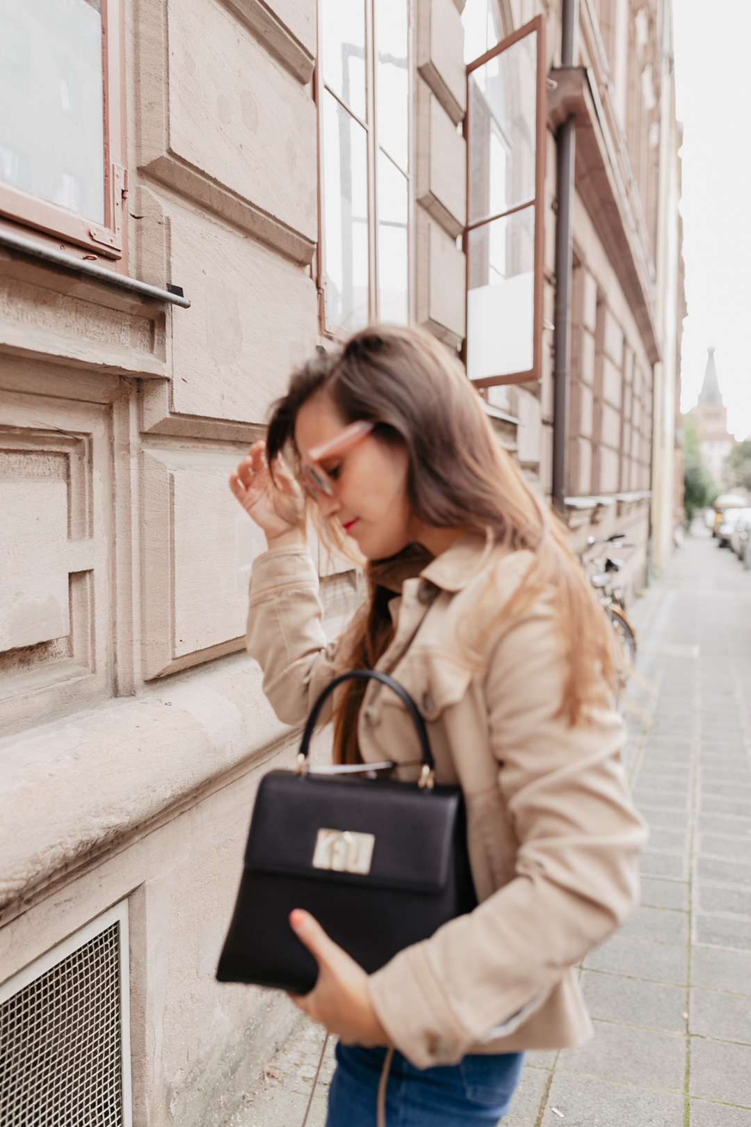 Müsste ich mich outfittechnisch für eine Jahreszeit entscheiden, so wäre es eindeutig der Herbst! Ich liebe die vielen Layering Looks und die raffinierten Kombinationsmöglichkeiten. In diesem Look habe ich noch sommerliche Teile, wie das Shirt und die Ballerinas mit herbstlichen Styles, wie dem Kurzparka und einer Cropped Flare Jeans kombiniert. Auf www.piecesofmariposa.com findet ihr noch mehr Styles für die dritte Jahreszeit!