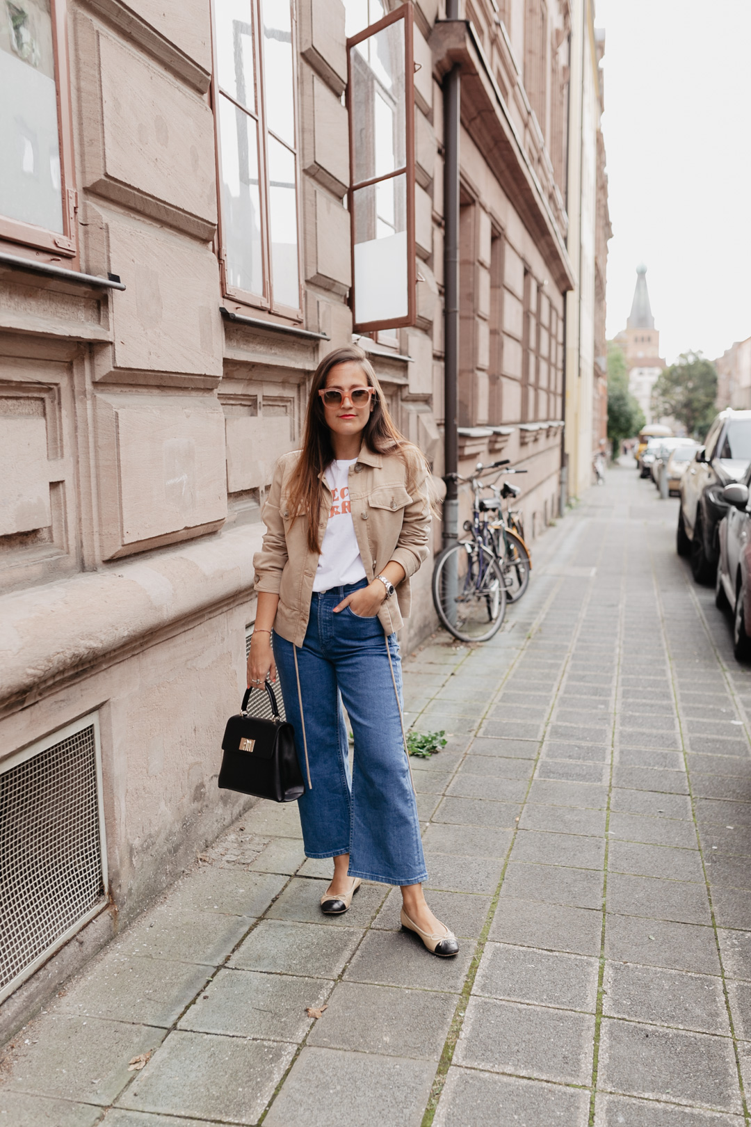 Müsste ich mich outfittechnisch für eine Jahreszeit entscheiden, so wäre es eindeutig der Herbst! Ich liebe die vielen Layering Looks und die raffinierten Kombinationsmöglichkeiten. In diesem Look habe ich noch sommerliche Teile, wie das Shirt und die Ballerinas mit herbstlichen Styles, wie dem Kurzparka und einer Cropped Flare Jeans kombiniert. Auf www.piecesofmariposa.com findet ihr noch mehr Styles für die dritte Jahreszeit!