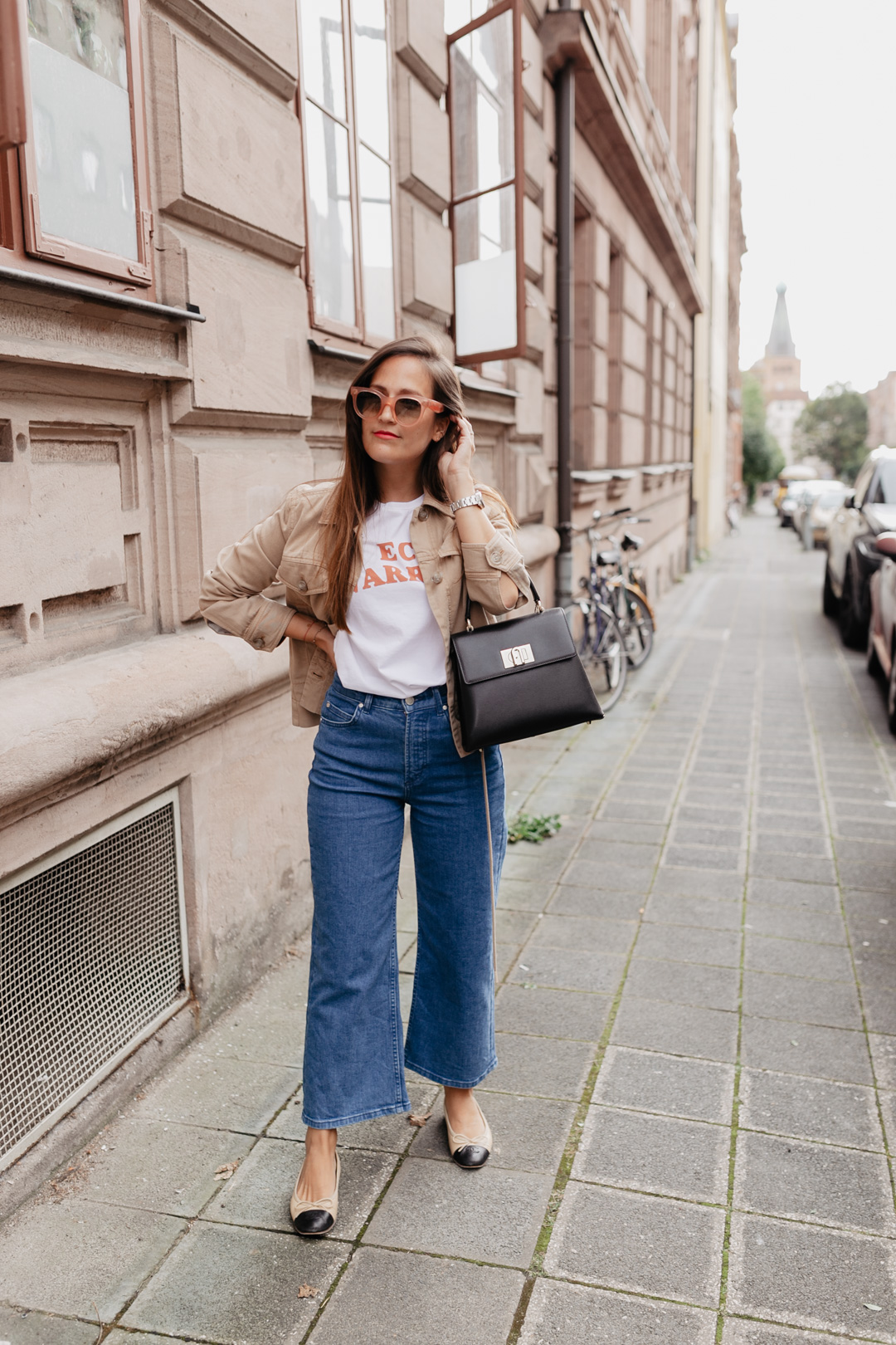 Müsste ich mich outfittechnisch für eine Jahreszeit entscheiden, so wäre es eindeutig der Herbst! Ich liebe die vielen Layering Looks und die raffinierten Kombinationsmöglichkeiten. In diesem Look habe ich noch sommerliche Teile, wie das Shirt und die Ballerinas mit herbstlichen Styles, wie dem Kurzparka und einer Cropped Flare Jeans kombiniert. Auf www.piecesofmariposa.com findet ihr noch mehr Styles für die dritte Jahreszeit!