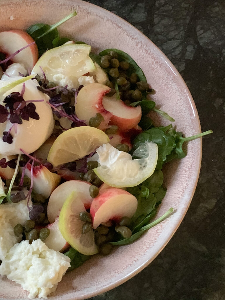 Rezept für einen spätsommerlichen Salat mit Baby Spinat, Weinbergpfirsichen und Burrata