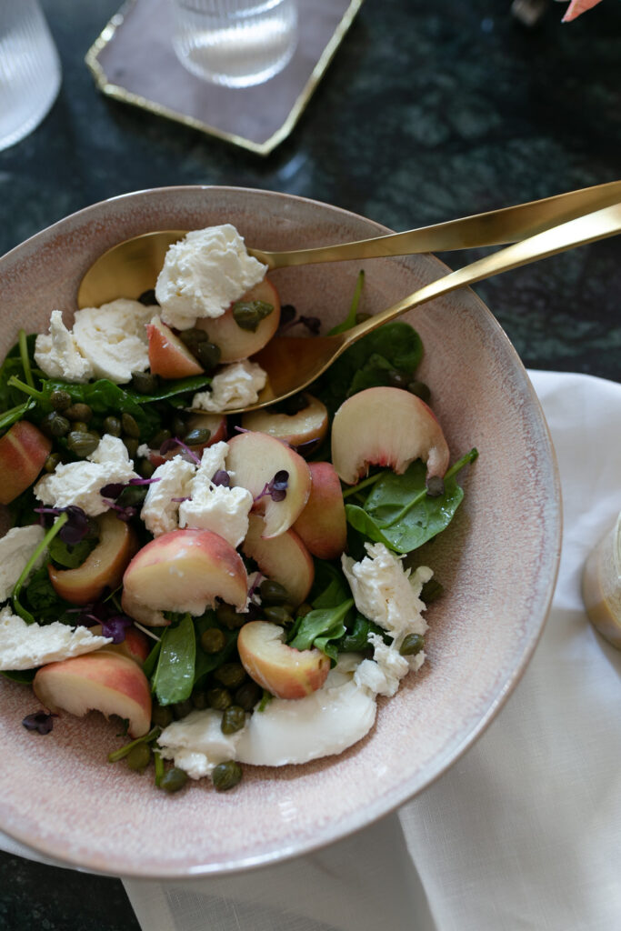 Rezept für einen spätsommerlichen Salat mit Baby Spinat, Weinbergpfirsichen und Burrata