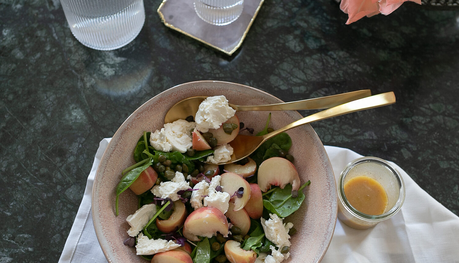 Rezept für einen spätsommerlichen Salat Pfirsichen und Burrata