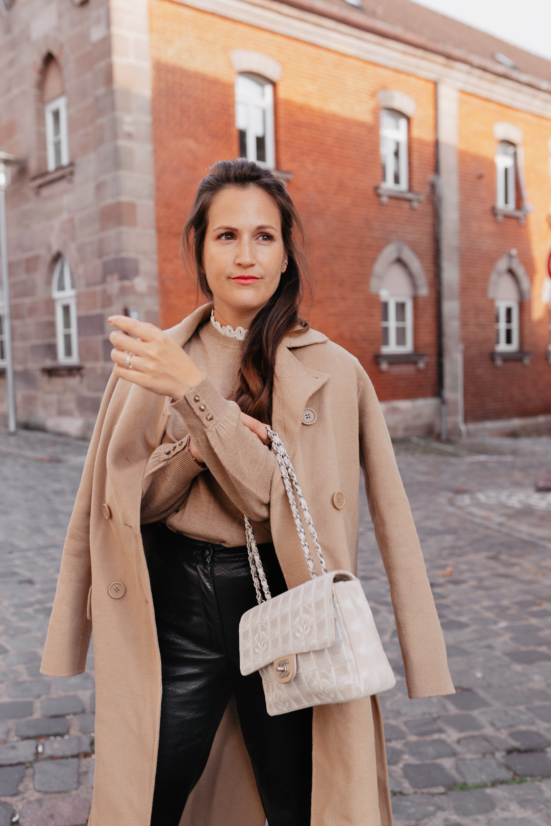 Ein oversized Mantel ist für mich im Herbst und Winter das Must-Have schlechthin. Die langen Mäntel wärmen und machen jeden Look zum Eyecatcher. Mein absoluter Favorit unter den langen Mänteln? Der Camel Coat! Mehr Outfitinspirationen findet ihr auf www.piecesofmariposa.com