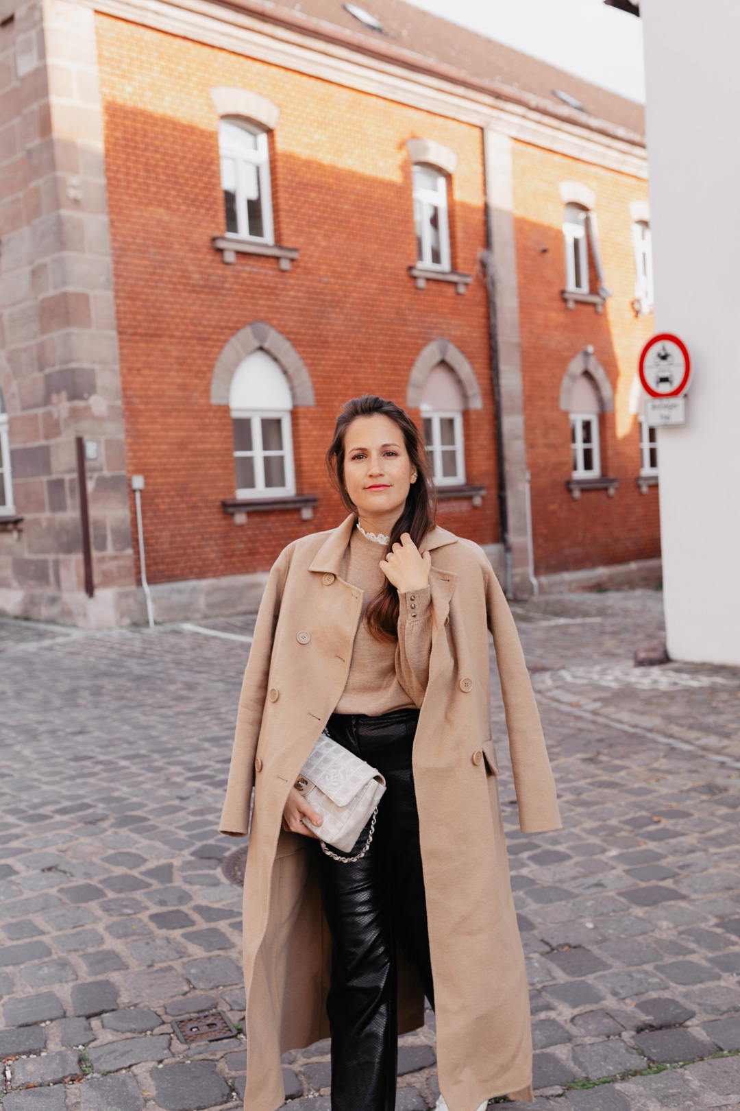 Lange Mäntel sind für mich im Herbst und Winter das Must-Have schlechthin. Sie wärmen und machen jeden Look zum Eyecatcher. Mein absoluter Favorit unter den langen Mäntel? Der Camel Coat! Mehr Outfitinspirationen findet ihr auf www.piecesofmariposa.com