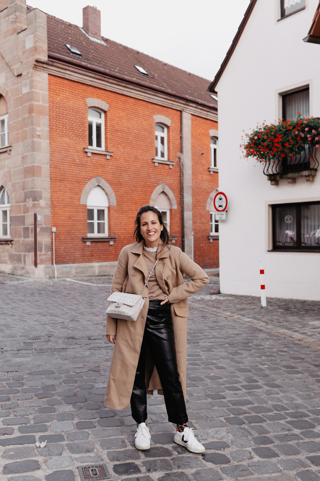 Ein oversized Mantel ist für mich im Herbst und Winter das Must-Have schlechthin. Die langen Mäntel wärmen und machen jeden Look zum Eyecatcher. Mein absoluter Favorit unter den langen Mänteln? Der Camel Coat! Mehr Outfitinspirationen findet ihr auf www.piecesofmariposa.com