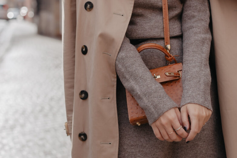 Herbstlook mit Strickkleid und Trenchcoat