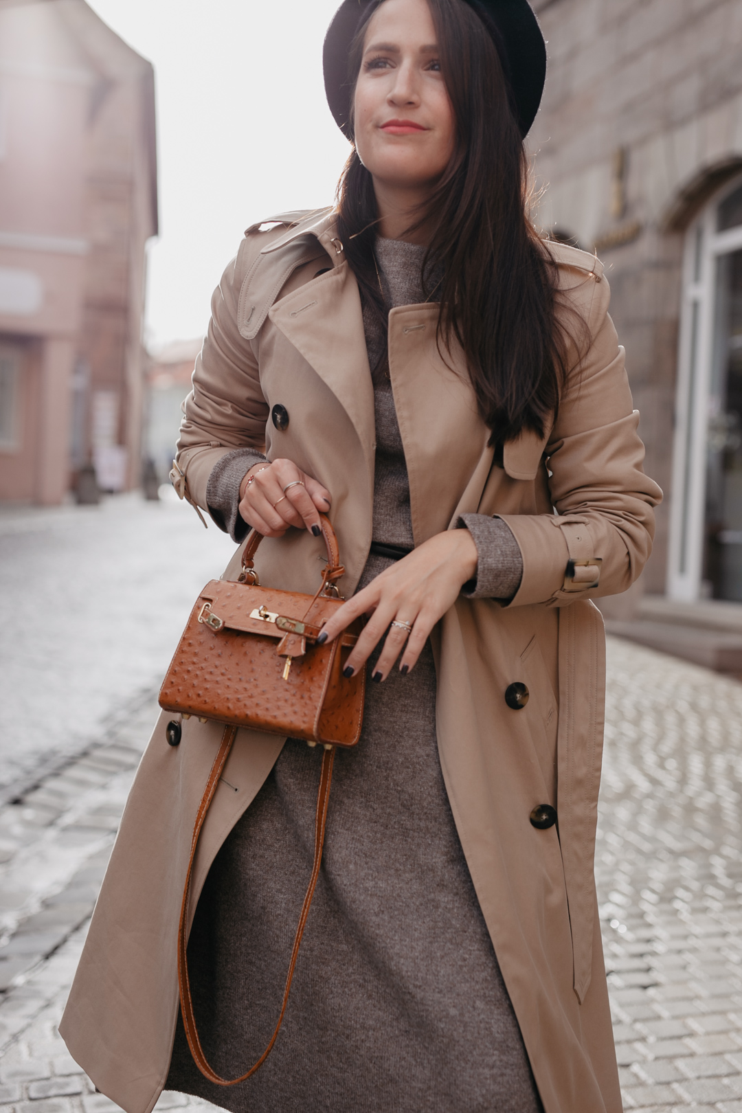 Herbstlook mit Strickkleid und Trenchcoat