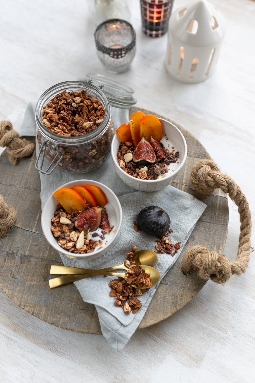 Sobald es außen kühler wird, habe ich total Lust auf ein süßes Frühstück. Dass das auch als gesunde Variante möglich ist, zeige ich euch bei diesem Rezept für ein winterlich schokoladiges Granola auf www.piecesofmariposa.com