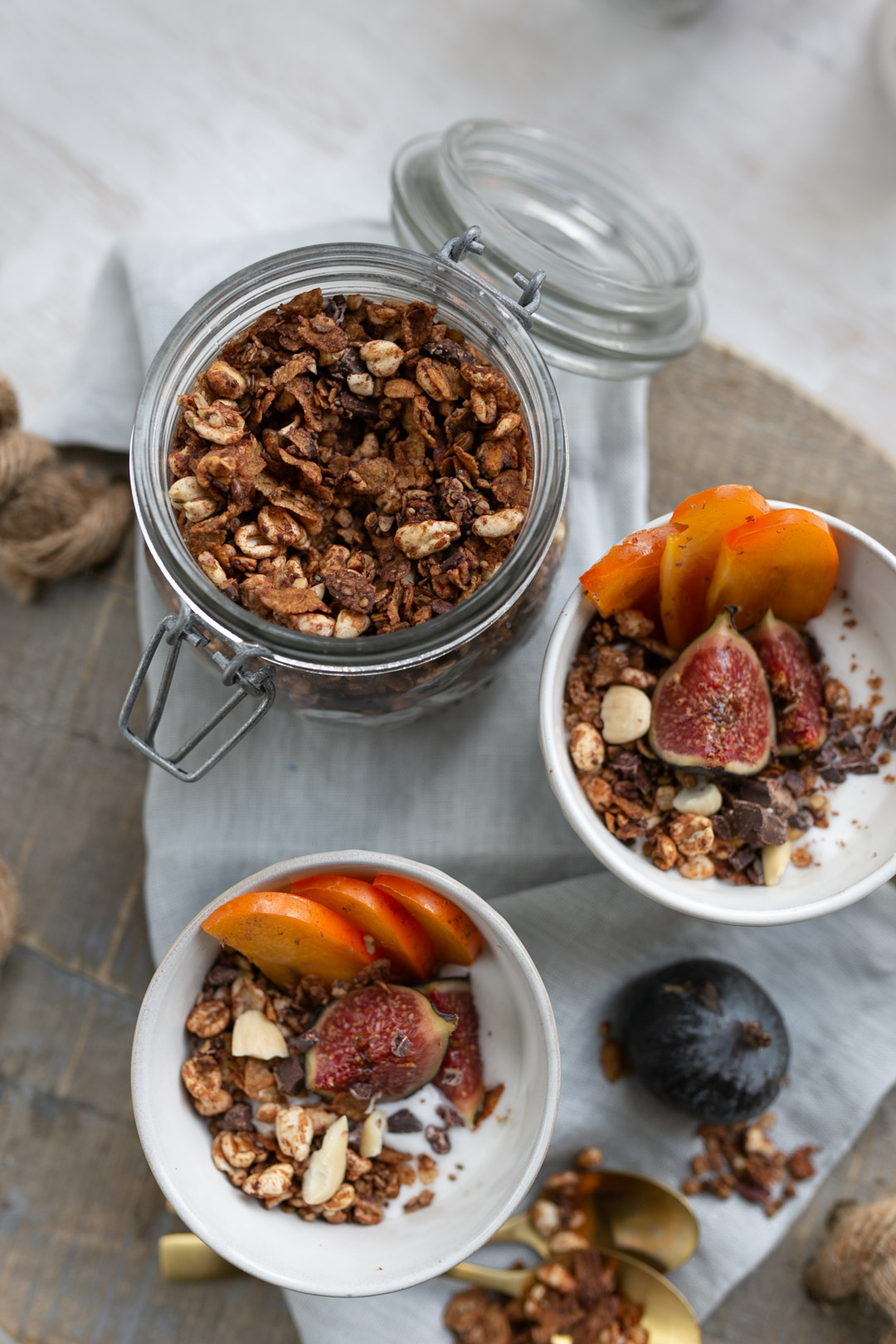 Sobald es außen kühler wird, habe ich total Lust auf ein süßes Frühstück. Dass das auch als gesunde Variante möglich ist, zeige ich euch bei diesem Rezept für ein Schokoladen-Lebkuchen-Granola auf www.piecesofmariposa.com