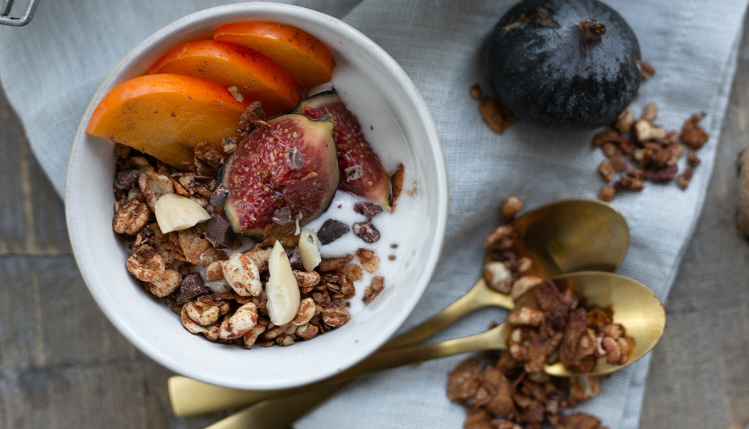 Sobald es außen kühler wird, habe ich total Lust auf ein süßes Frühstück. Dass das auch als gesunde Variante möglich ist, zeige ich euch bei diesem Rezept für ein Schokoladen-Lebkuchen-Granola auf www.piecesofmariposa.com