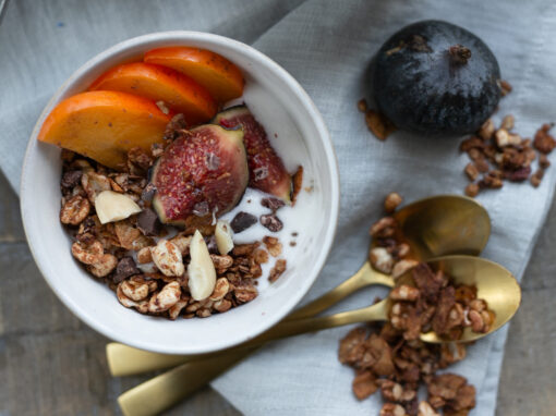 Sobald es außen kühler wird, habe ich total Lust auf ein süßes Frühstück. Dass das auch als gesunde Variante möglich ist, zeige ich euch bei diesem Rezept für ein Schokoladen-Lebkuchen-Granola auf www.piecesofmariposa.com