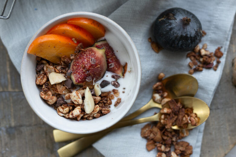 Sobald es außen kühler wird, habe ich total Lust auf ein süßes Frühstück. Dass das auch als gesunde Variante möglich ist, zeige ich euch bei diesem Rezept für ein Schokoladen-Lebkuchen-Granola auf www.piecesofmariposa.com