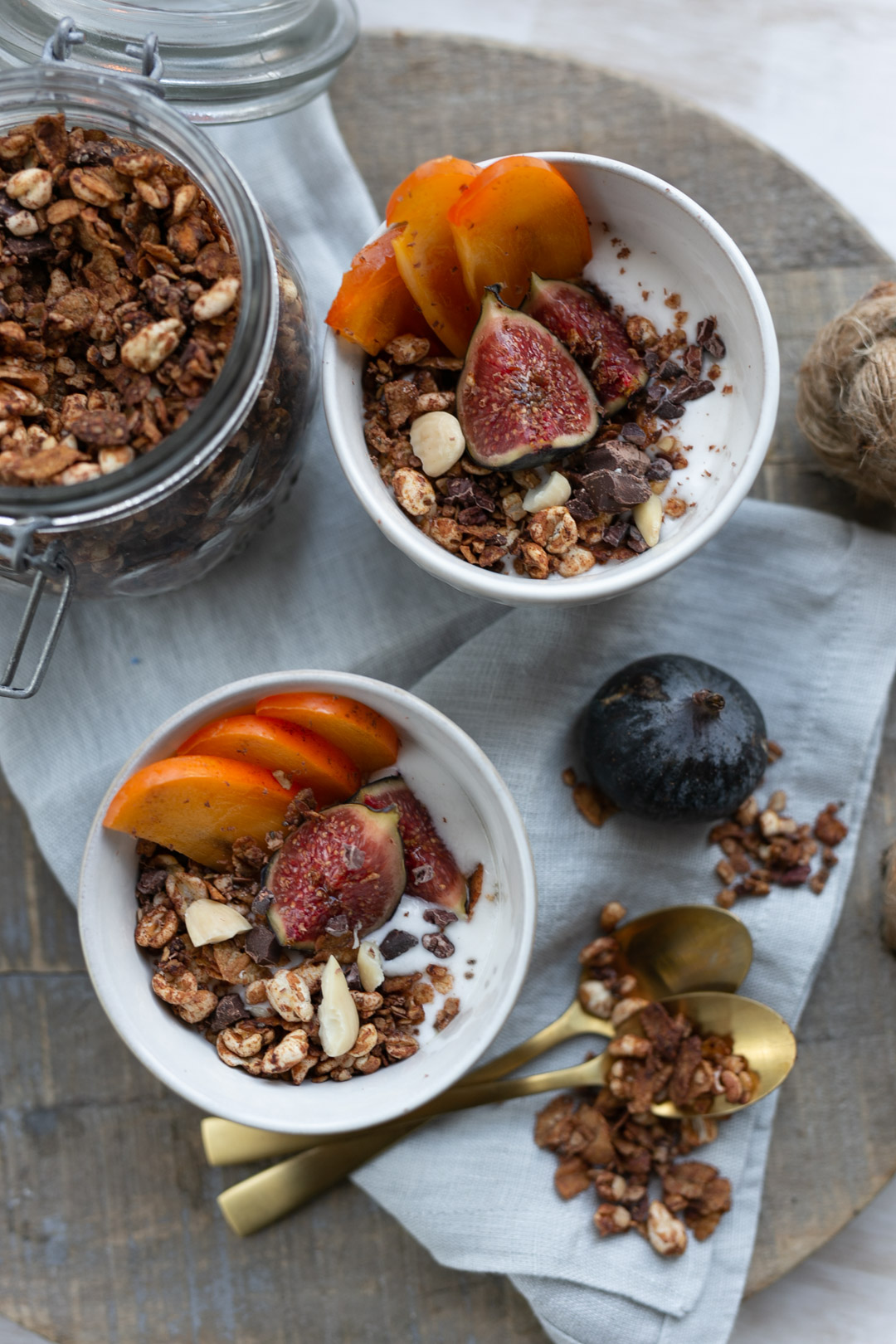 Sobald es außen kühler wird, habe ich total Lust auf ein süßes Frühstück. Dass das auch als gesunde Variante möglich ist, zeige ich euch bei diesem Rezept für ein Schokoladen-Lebkuchen-Granola auf www.piecesofmariposa.com