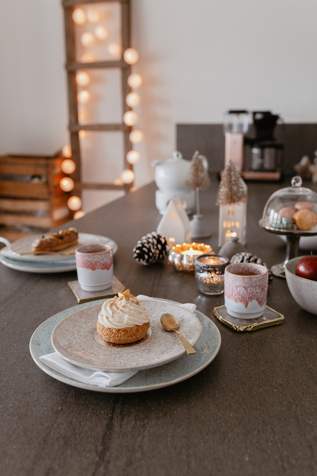 Wisst ihr, was ich in der Weihnachtszeit besonders liebe? Die beste Freundin zum Adventskaffee einladen. Meinen weihnachtlich gedeckten Tisch für das Coffee Date samt Macarons, Törtchen und dem hübschen Keramik Geschirr zeige ich euch auf www.piecesofmariposa.com. Außerdem könnt ihr auch etwas Tolles gewinnen!