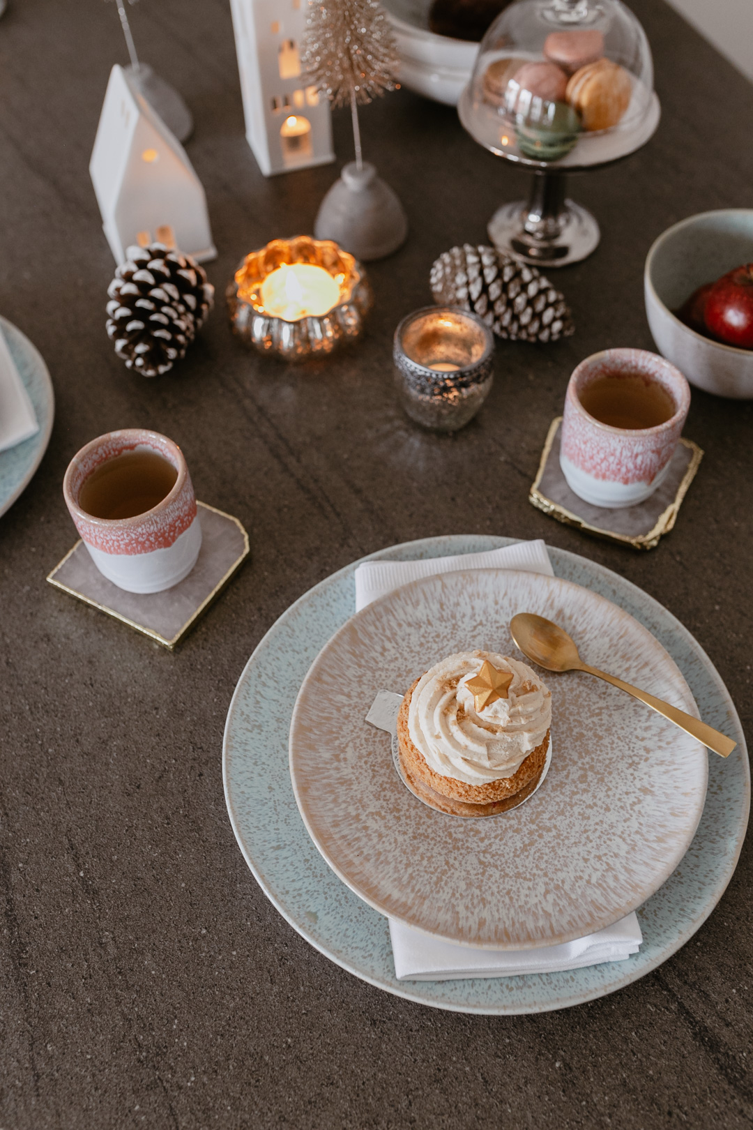 Wisst ihr, was ich in der Weihnachtszeit besonders liebe? Die beste Freundin zum Adventskaffee einladen. Meinen weihnachtlich gedeckten Tisch für das Coffee Date samt Macarons, Törtchen und dem hübschen Keramik Geschirr zeige ich euch auf www.piecesofmariposa.com. Außerdem könnt ihr auch etwas Tolles gewinnen!