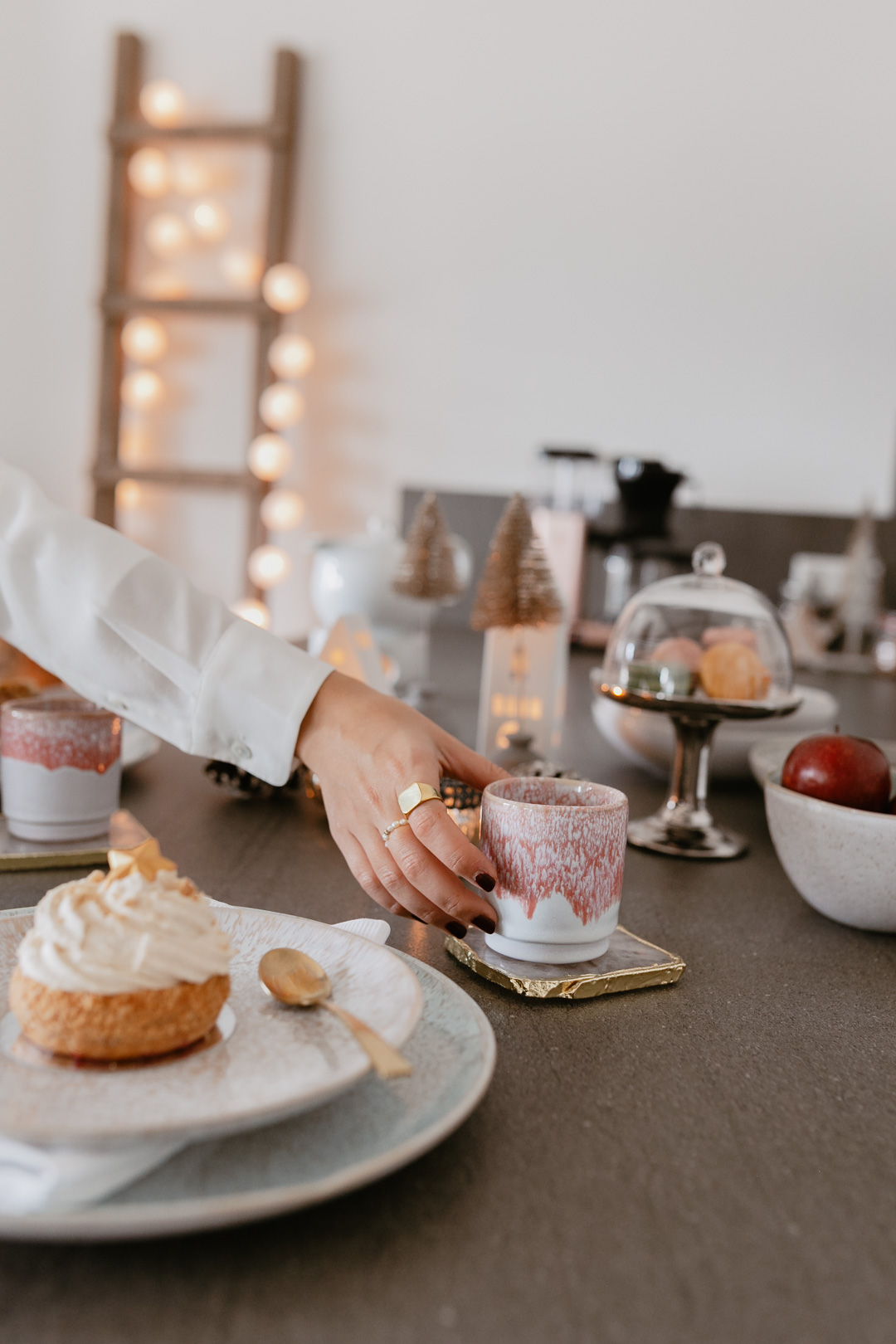 Wisst ihr, was ich in der Weihnachtszeit besonders liebe? Die beste Freundin zum Adventskaffee einladen. Meinen weihnachtlich gedeckten Tisch für das Coffee Date samt Macarons, Törtchen und dem hübschen Keramik Geschirr zeige ich euch auf www.piecesofmariposa.com. Außerdem könnt ihr auch etwas Tolles gewinnen!